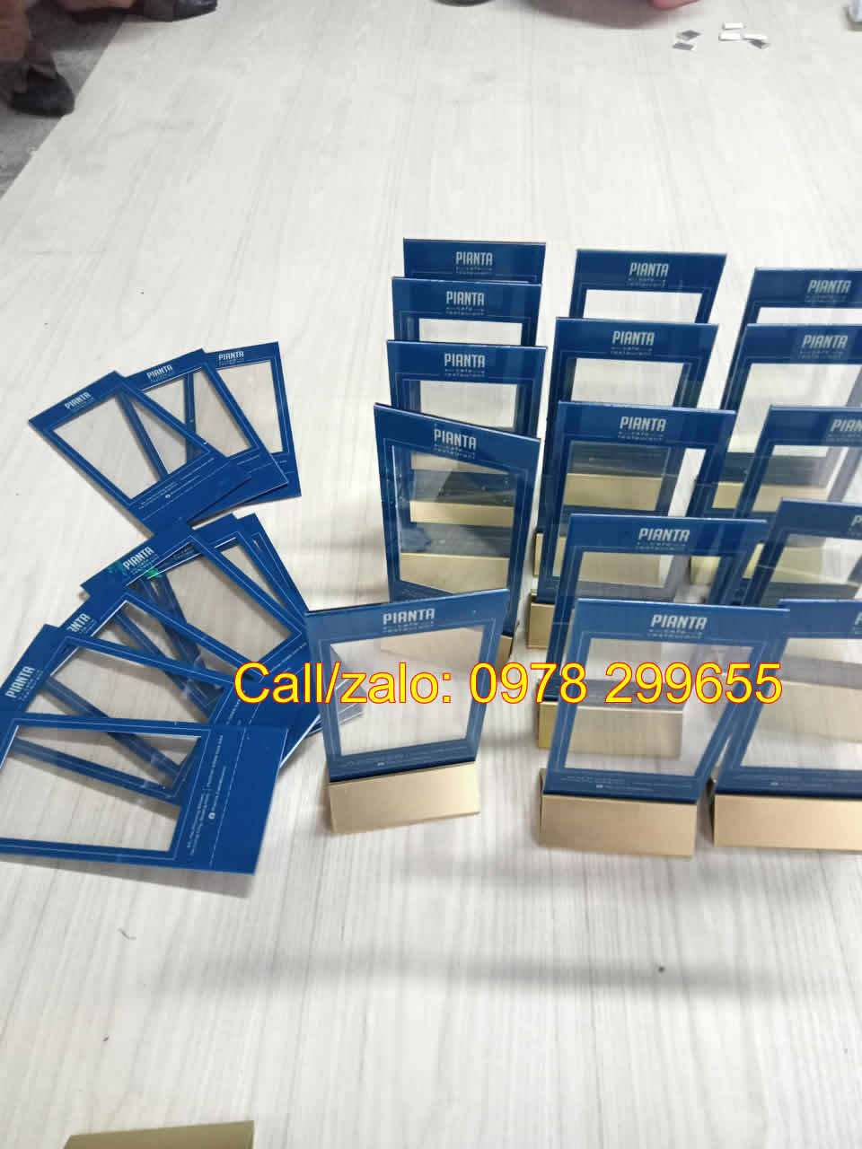 kệ menu để bàn mica in UV đẹp